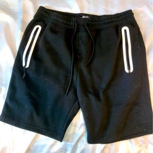 Men’s casual shorts, great condition, comes with zip pockets, very comfortable!